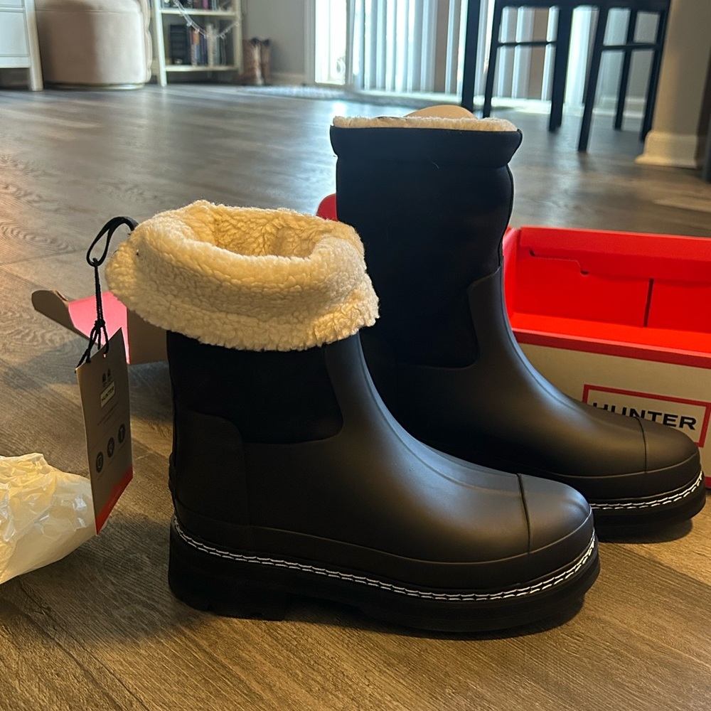 NWT Hunter Black Shearling Stitch Boots
